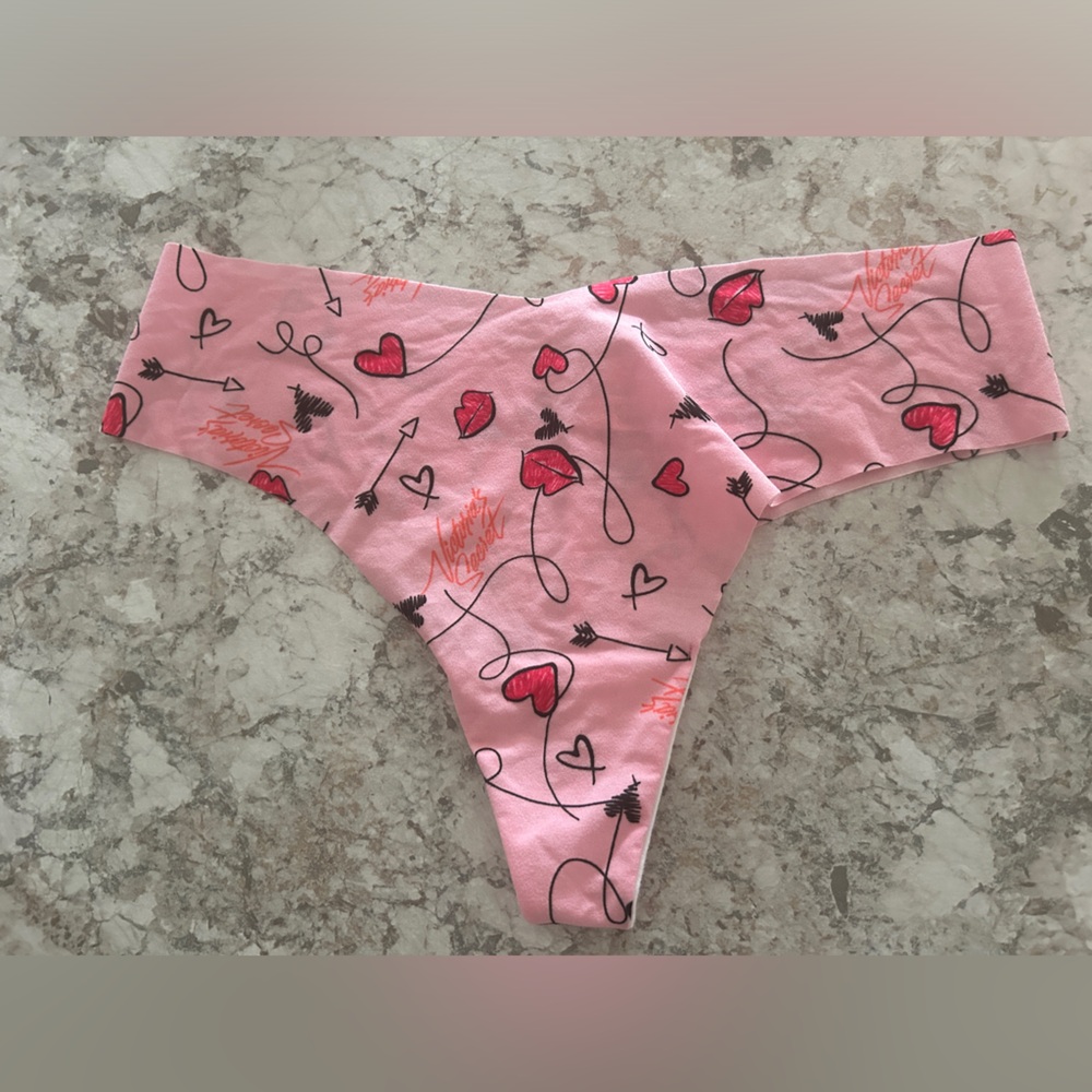 VS Panty Valentines Day Heart Lip Thong No Show Large NWOT